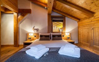 Les Gets accommodation - Chalet Abachi - Luxury double ensuite bedroom private bathroom hotel services chalet Abachi Les Gets