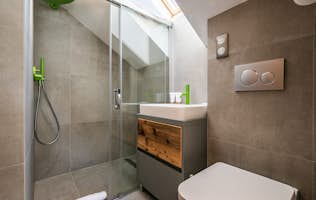 Chamonix accommodation - Chalet Badi - Modern bathroom walk-in shower family chalet Badi Chamonix