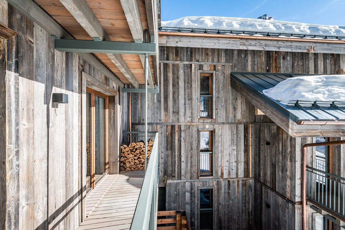 Chamonix location - Chalet Badi - Une grande terrasse en bois avec vues sur les Alpes dans le chalet de luxe Badi à Chamonix