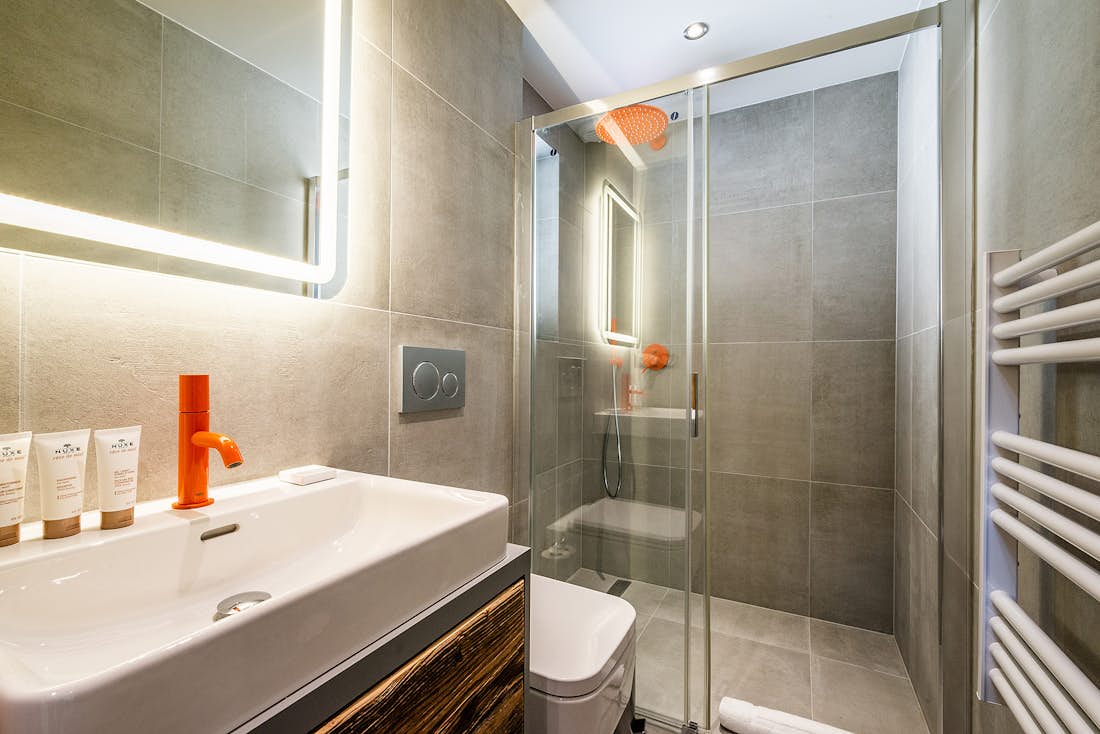 Chamonix location - Apartment Ravanel - Une salle de bain moderne avec une douche à l'italienne dans le Chalet familial Ravanel à Chamonix