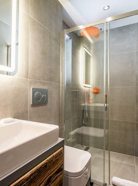 Chamonix location - Apartment Ravanel - Salle de bain moderne douche à l'italienne Chalet familial Ravanel Chamonix