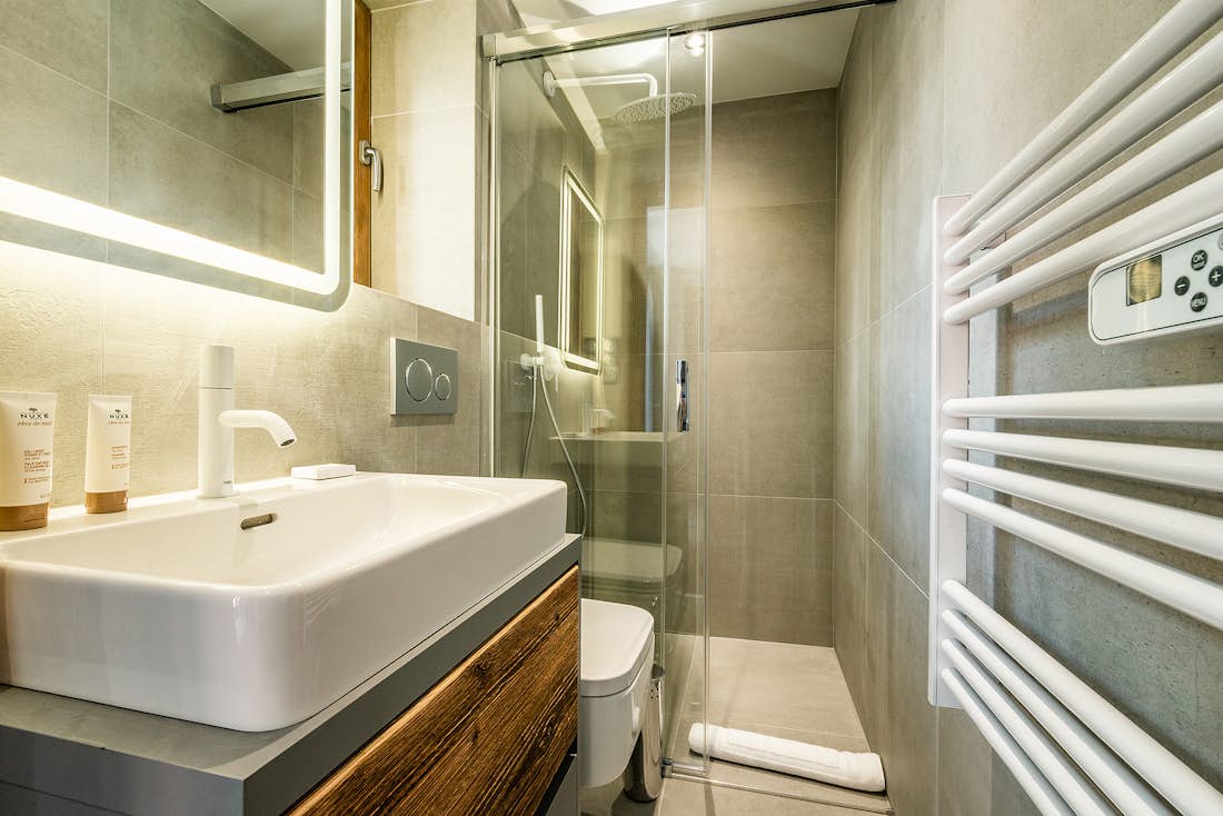 Chamonix location - Chalet Herzog - Une salle de bain moderne avec une douche à l'italienne dans le Chalet avec services hôteliers Herzog à Chamonix