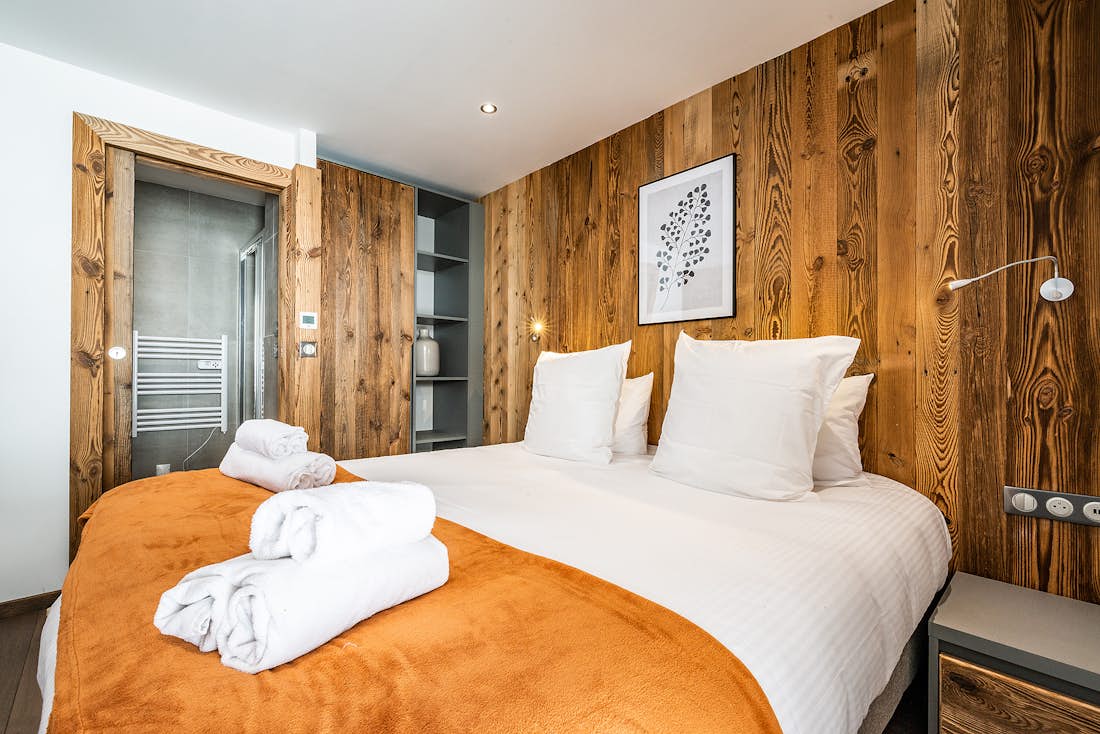 Chamonix location - Apartment Ravanel - Une chambre double chaleureuse avec une salle de bain privée dans le Chalet familial Ravanel à Chamonix