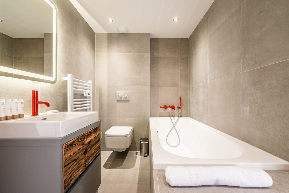 Chamonix location - Appartement Ruby - Salle de bain avec baignoire dans l'appartement de luxe Ruby à Chamonix