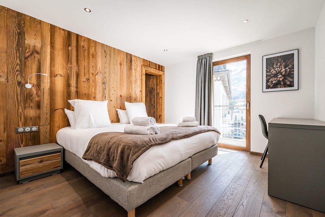 Chamonix location - Appartement Ruby - Chambre double avec murs en bois dans l'appartement de luxe Ruby à Chamonix.