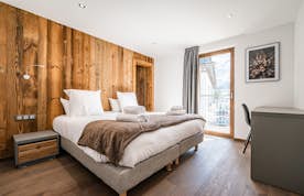 Chamonix accommodation - Apartment Ruby - Double bedroom ensuite wooden walls Ruby luxury apartment Chamonix
