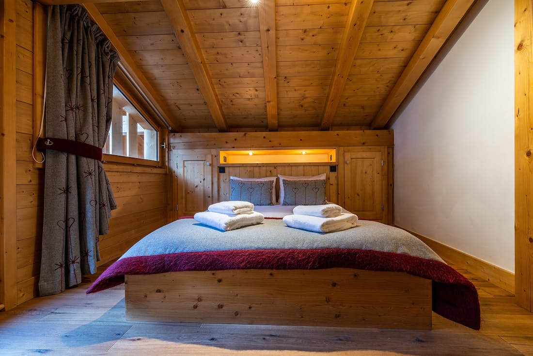 Spacious double bedroom ample cupboard space landscape views hotel services chalet Abachi Les Gets
