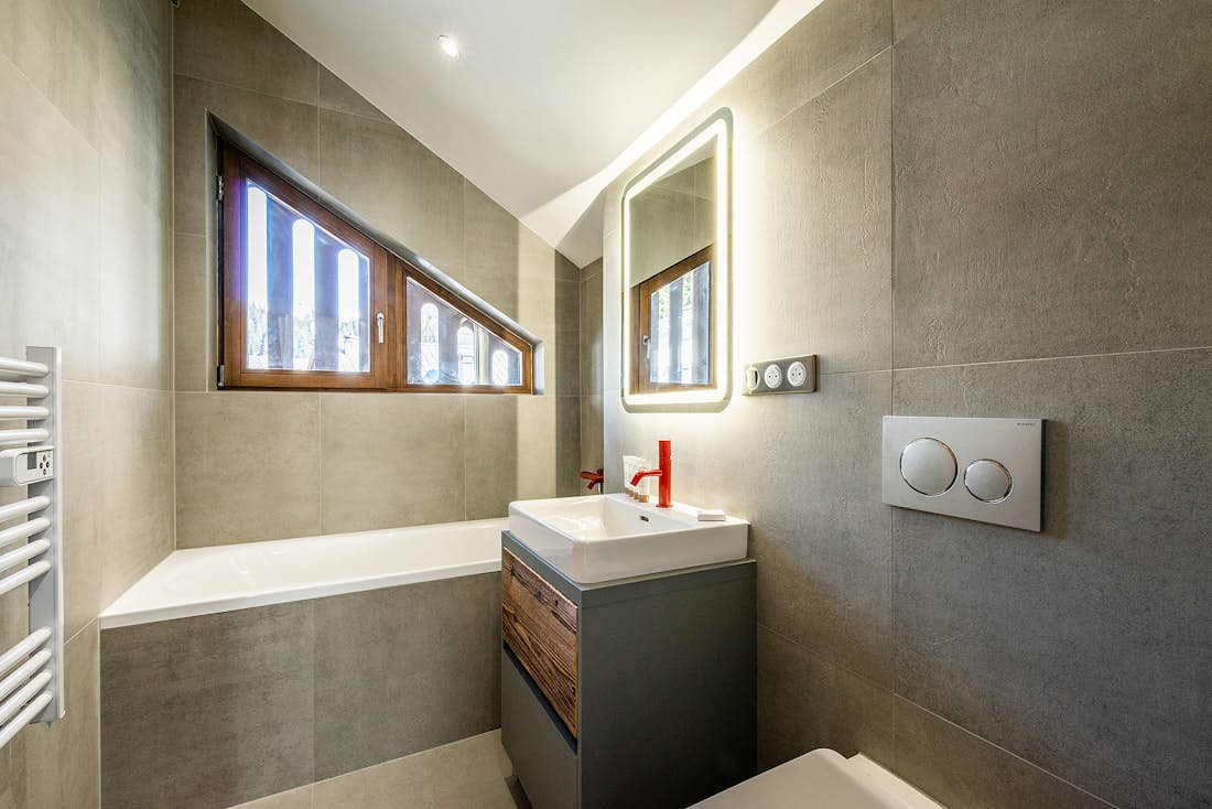 Salle de bain baignoire appartement de luxe Ruby Chamonix