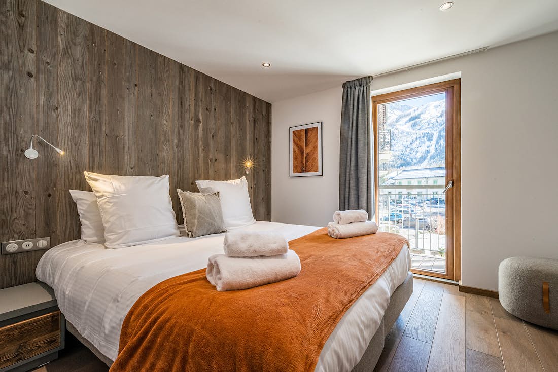 Chamonix accommodation - Apartment Ravanel - Cosy double bedroom with ample cupboard space and mountain views at ski Chalet Ravanel in Chamonix