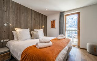 Chamonix accommodation - Apartment Ravanel - Cosy double bedroom ample cupboard space mountain views ski Chalet Ravanel Chamonix