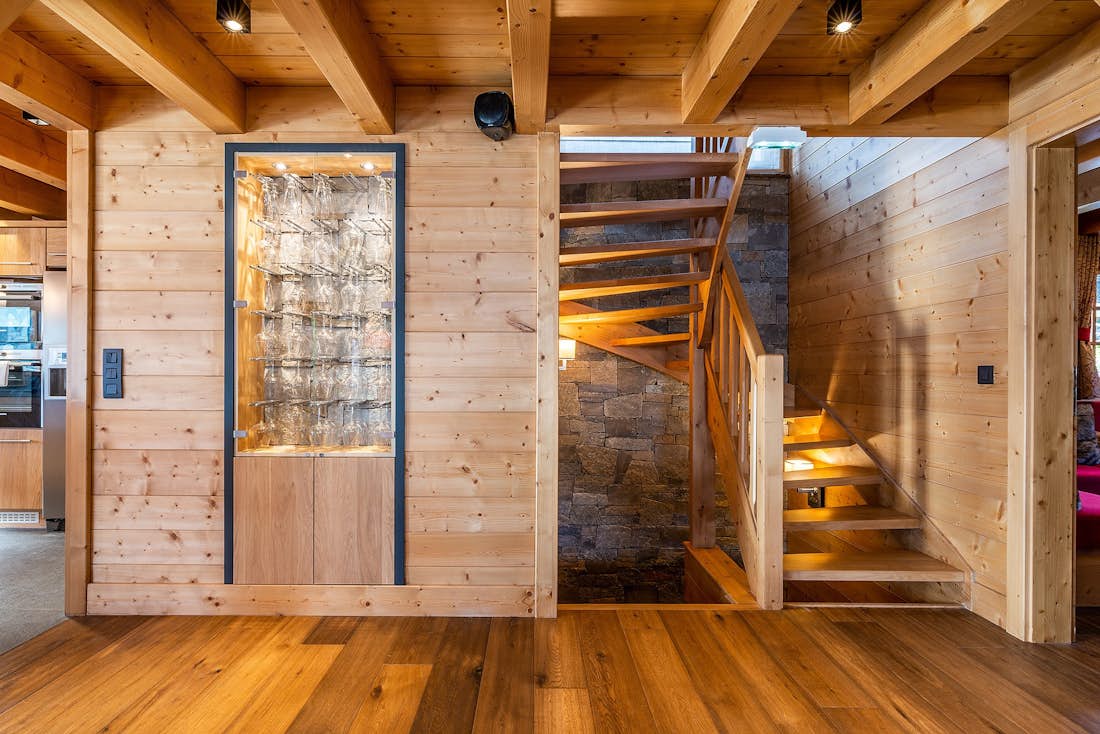 Escalier bois massif chalet de luxe familial Abachi Les Gets