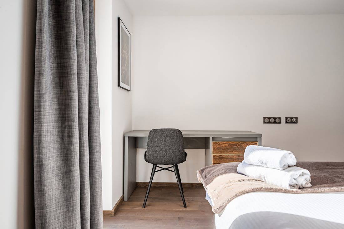 Bureau gris clair chambre double appartement de luxe Ruby Chamonix