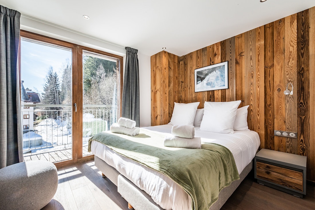 Cosy double bedroom ample cupboard space mountain views family chalet Badi Chamonix