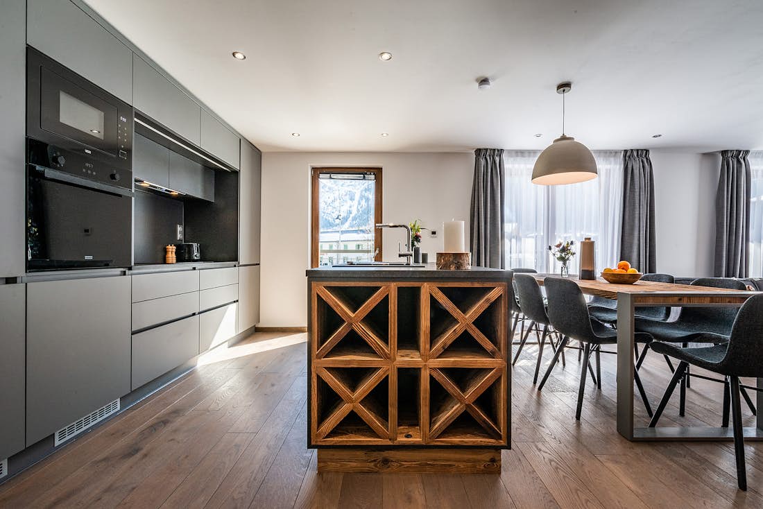 Chamonix location - Apartment Ravanel - Une cuisine moderne équipée dans le Chalet de luxe Ravanel familial à Chamonix