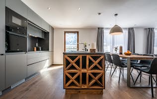 Chamonix accommodation - Apartment Ravanel - Spacious fully equipped kitchen luxury ski Chalet Ravanel Chamonix