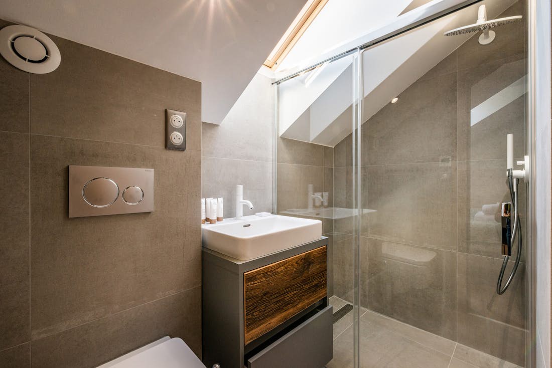 Chamonix location - Chalet Douka - Une salle de bain moderne avec une douche à l'italienne dans le Chalet familial Douka à Chamonix