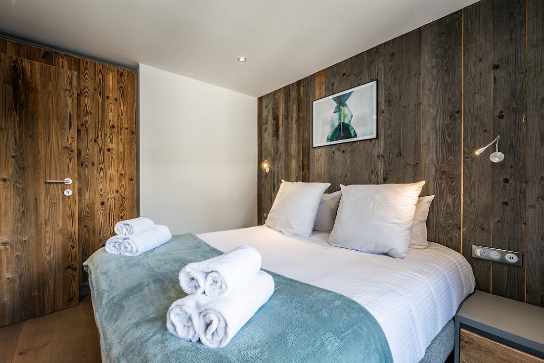 Chambre double chaleureuse salle de bain privée Chalet avec services hôteliers Herzog Chamonix