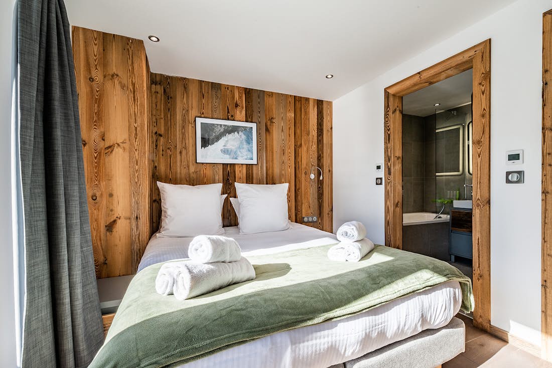 Chambre double spacieuse nombreux placards vue paysage chalet familial Badi Chamonix