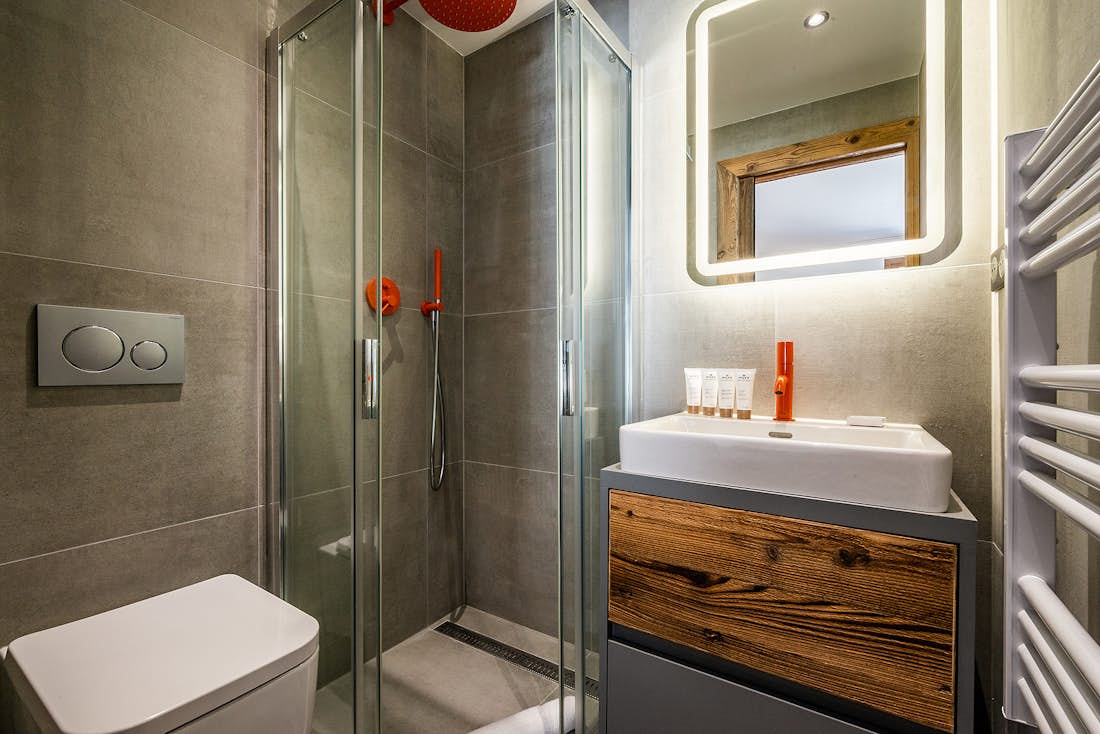 Chamonix location - Apartment Ravanel - Une salle de bain moderne avec une douche à l'italienne dans le Chalet familial Ravanel à Chamonix