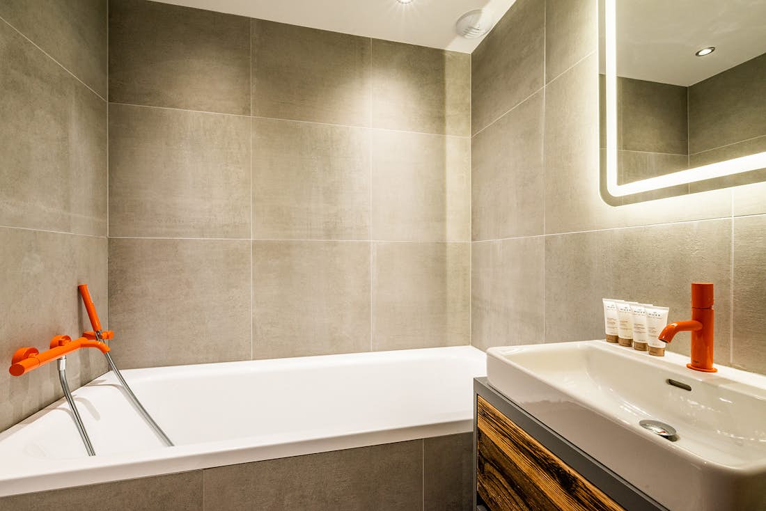 Salle de bain moderne baignoire Chalet familial Ravanel Chamonix