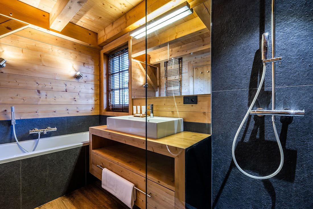 Salle de bain contemporaine baignoire douche à l'italienne chalet avec services hôteliers Abachi Les Gets