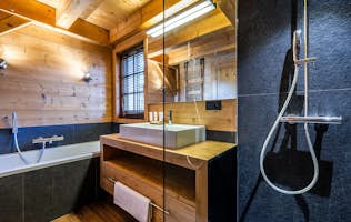 Les Gets accommodation - Chalet Abachi - Contemporary bathroom with bath tub and walk-in shower at hotel services chalet Abachi in Les Gets Les Gets accommodation - Chalet Abachi - Contemporary bathroom bath walk-in shower tub hotel services chalet Abachi Les Gets