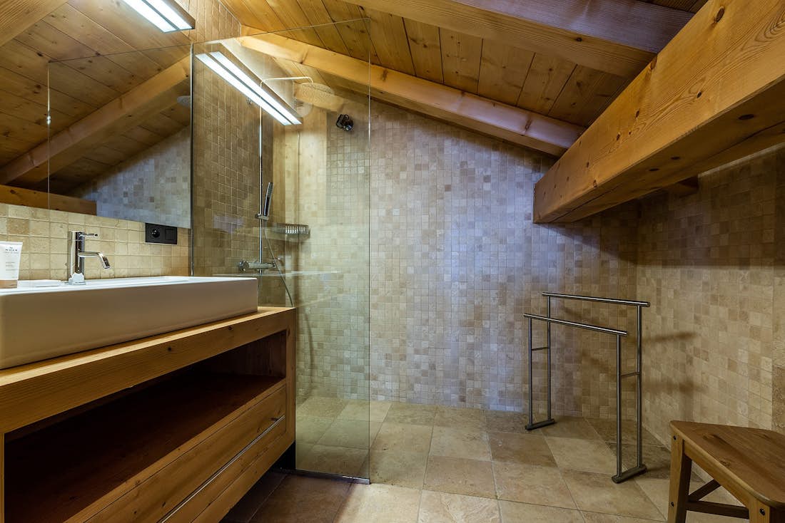 Les Gets accommodation - Chalet Abachi - Modern bathroom with walk-in shower at alps chalet Abachi in Les Gets