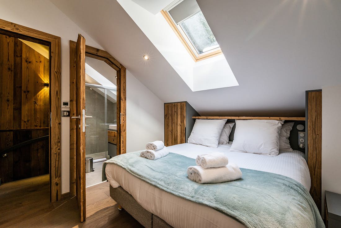 Luxury double ensuite bedroom private bathroom family Chalet Herzog Chamonix