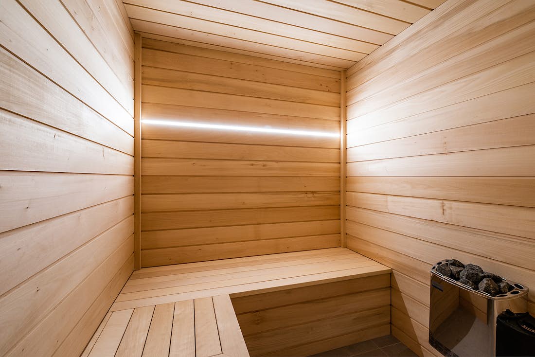 Chamonix location - Chalet Badi - Un sauna privé en bois avec des pierres chaudes dans le chalet familial Badi à Chamonix