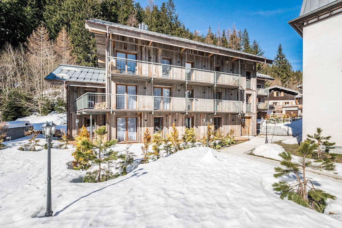 Chamonix location - Chalet Badi - Vue extérieure du chalet en bois sous la neige au chalet familial Badi à Chamonix