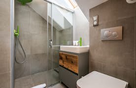 Salle de bain moderne douche à l'italienne chalet familial Badi Chamonix