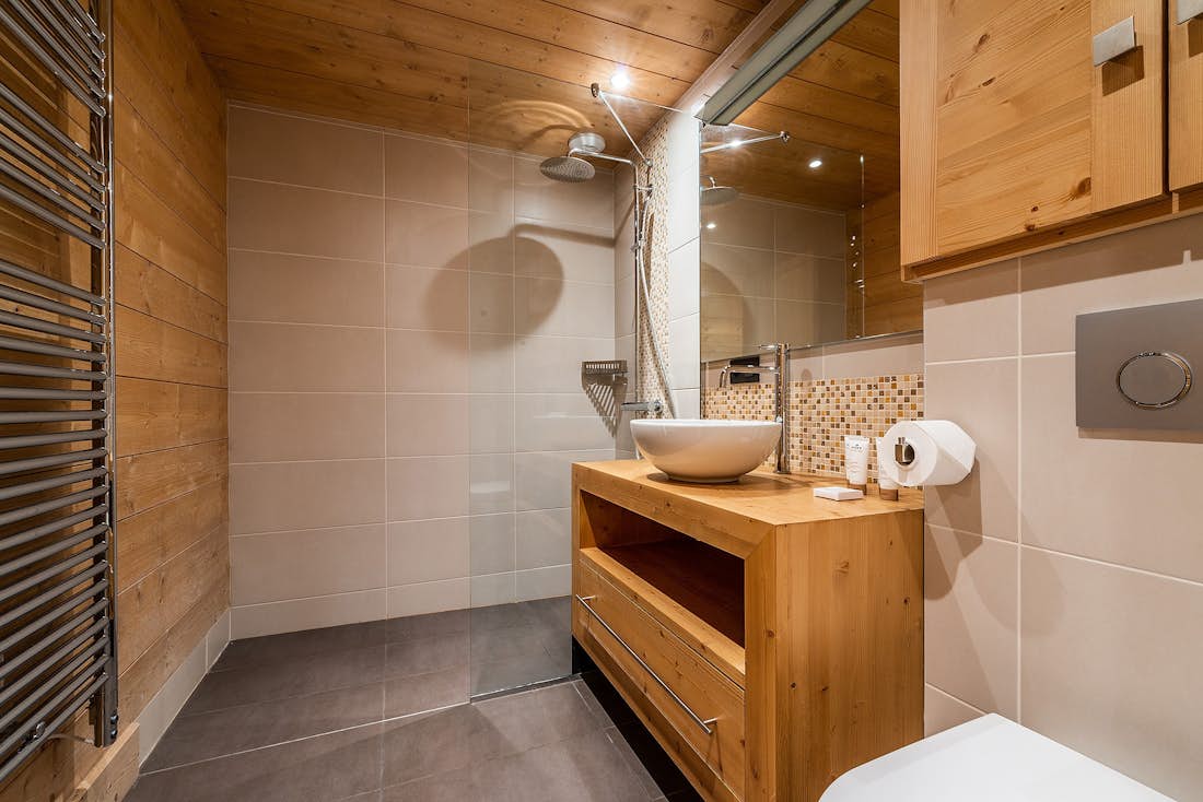 Les Gets location - Chalet Abachi - Une salle de bain moderne avec une douche à l'italienne dans le chalet eco-responsable Abachi à Les Gets