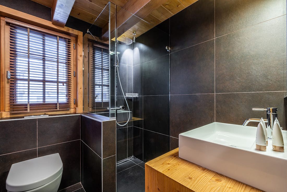 Les Gets location - Chalet Abachi - Une salle de bain moderne avec une douche à l'italienne dans le chalet eco-responsable Abachi à Les Gets
