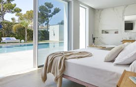 Costa Brava accommodation - Villa Toi & Moi - A bed in a bedroom with a view of the pool.
