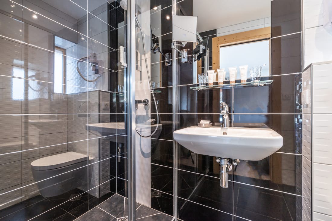Salle de bain moderne douche à l'italienne appartement familial Ourson Morzine