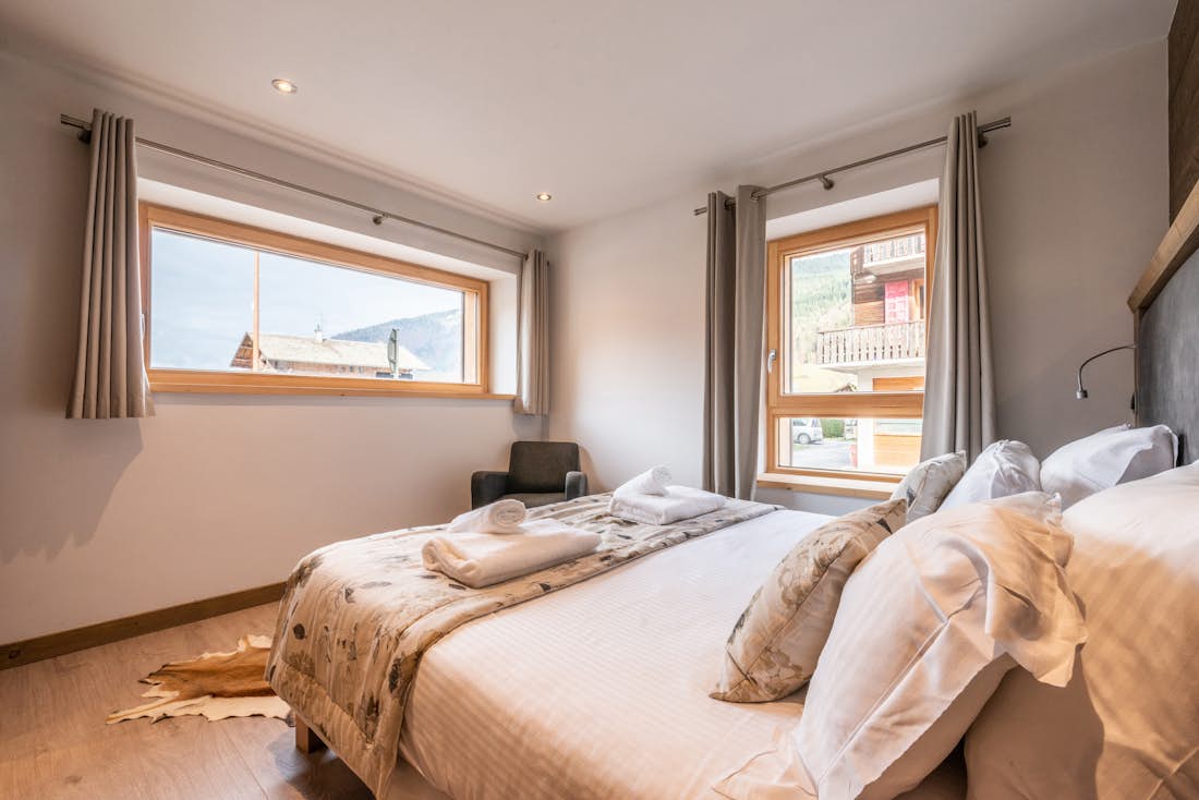 Morzine accommodation - Apartment Ourson - Modern double bedroom with ample cupboard space and landscape views at ski apartment Ourson in Morzine