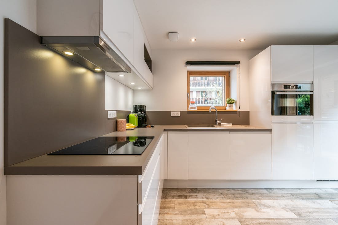 Morzine location - Appartement Flocon - Une cuisine design équipée dans l'appartement de luxe Flocon familial à Morzine