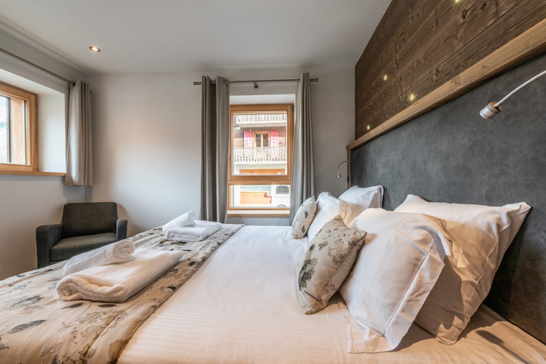 Morzine accommodation - Apartment Ourson - Cosy double bedroom with ample cupboard space and landscape views at ski apartment Ourson in Morzine