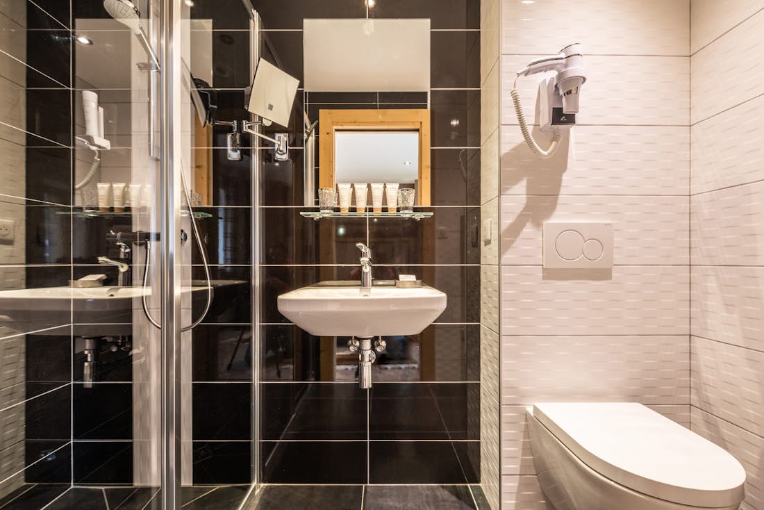 Morzine accommodation - Apartment Ourson - Une salle de bain moderne avec une douche à l'italienne dans l'appartement familial Ourson à Morzine