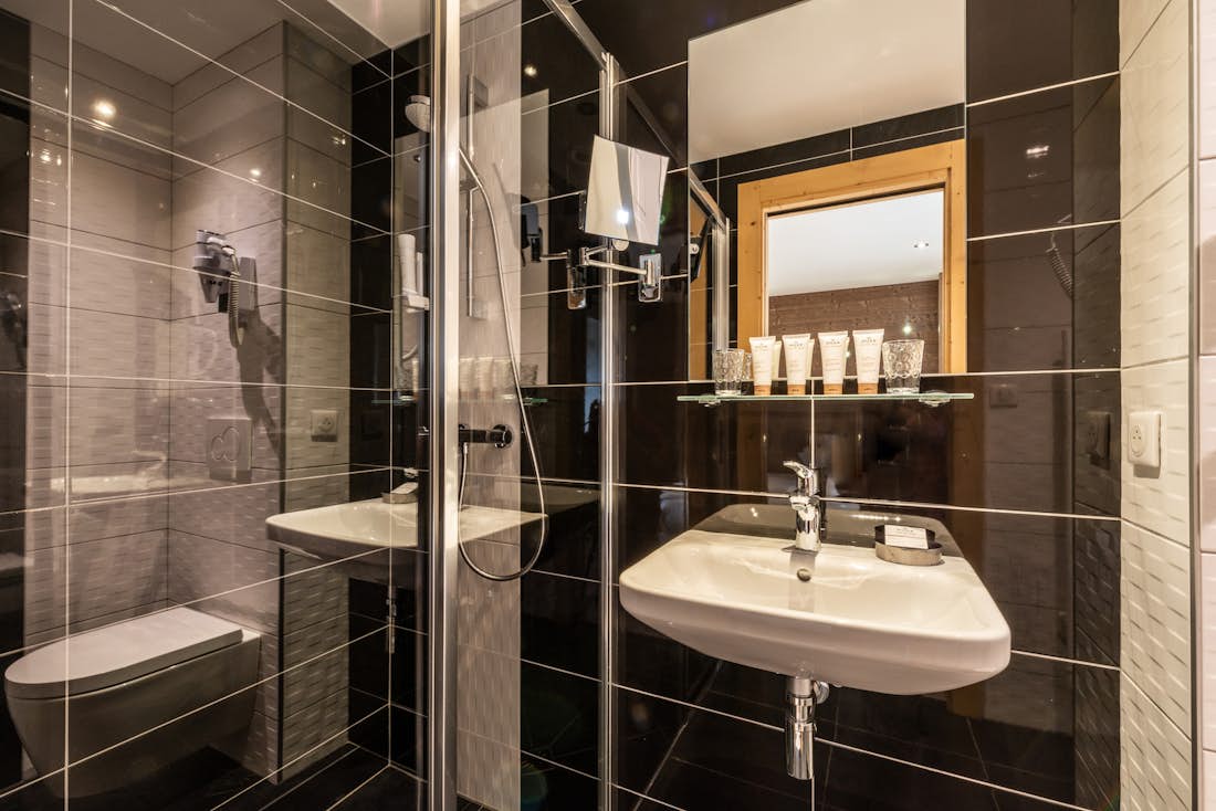 Morzine location - Appartement Flocon - Une salle de bain moderne avec une douche à l'italienne dans l'appartement familial Flocon à Morzine