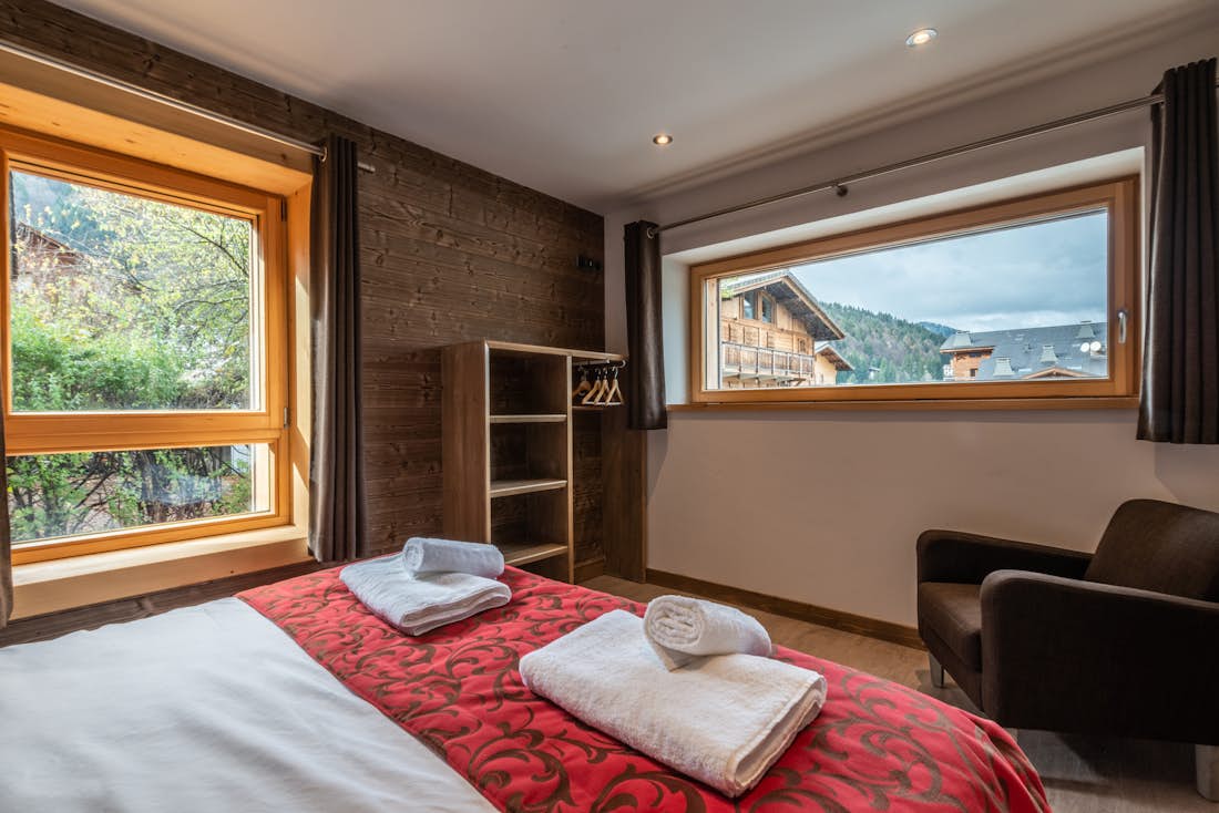 Cosy double bedroom ample cupboard space landscape views ski apartment Ourson Morzine