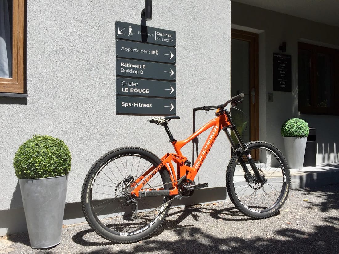 Morzine accommodation - Apartment Ipê - Orange mountain bike at the alps apartment Ipê in Morzine