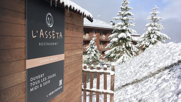 The exterior of L'Asseta Restaurant in Les Arcs in winter