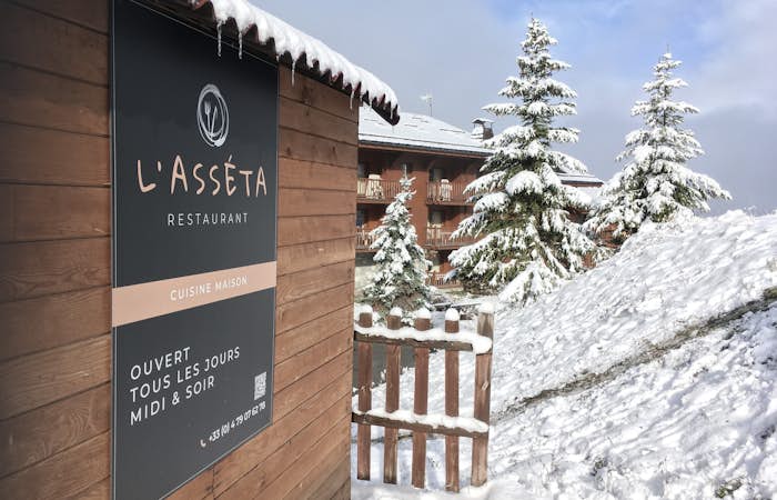 The exterior of L'Asseta Restaurant in Les Arcs in winter