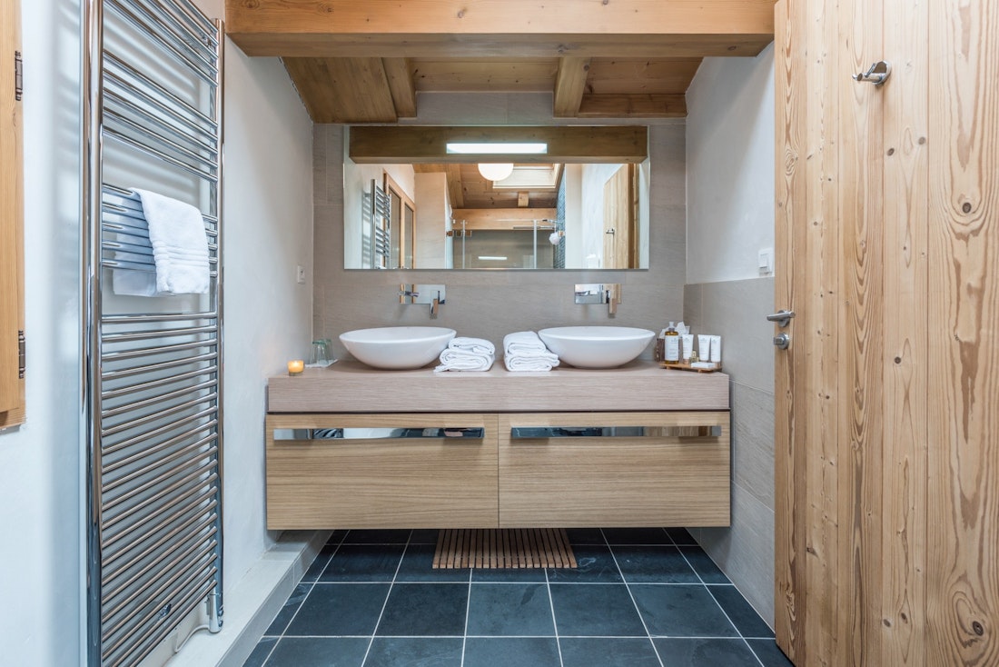 Salle de bain moderne serviettes chalet Omaroo I Morzine