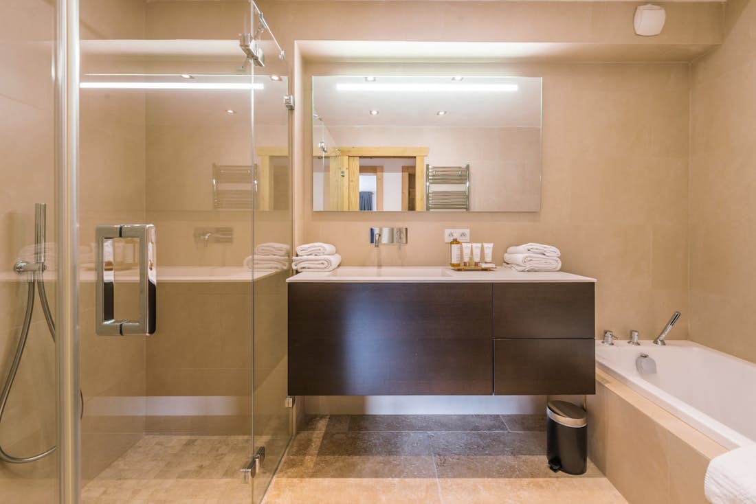 Morzine location - Chalet Omaroo  - Salle de bain contemporaine avec une douche à l'italienne et baignoire dans chalet Omaroo II à Morzine