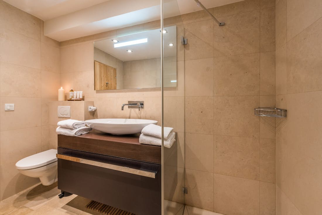 Salle de bain moderne douche à l'italienne chalet Omaroo I Morzine