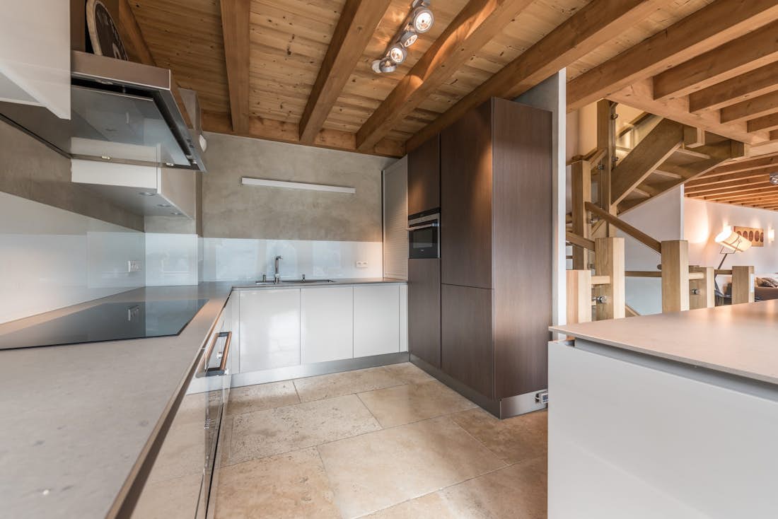 Morzine accommodation - Chalet Omaroo II - Contemporary kitchen in luxury family chalet Omaroo II Morzine
