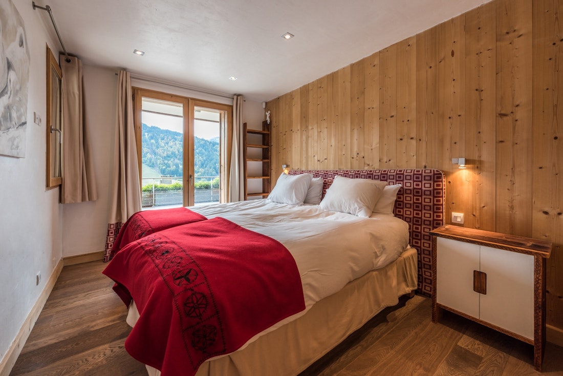 Cosy bedroom two single beds hotel services chalet Omaroo I Morzine