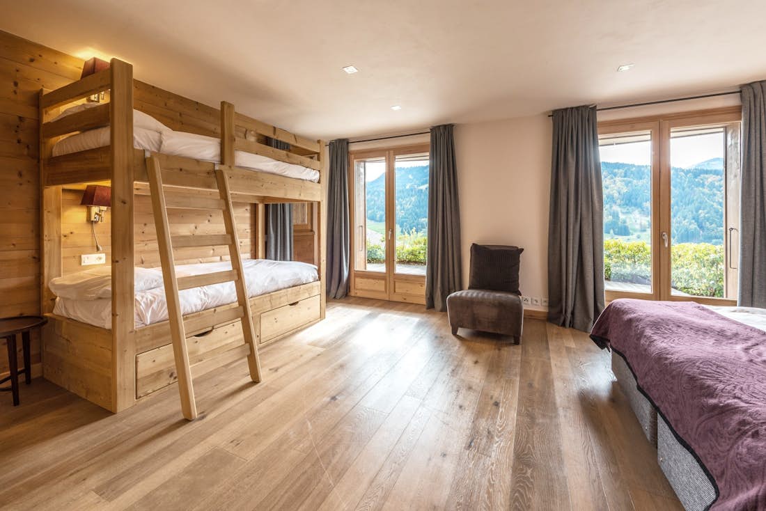 Morzine accommodation - Chalet Omaroo II - Modern double ensuite bedroom with bunk beds at hotel services chalet Omaroo II Morzine